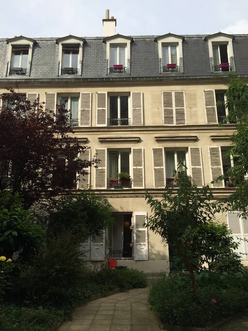 l'immeuble au fond de la cour