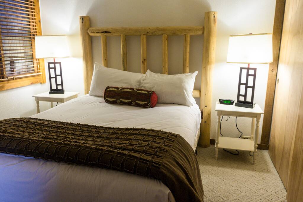 Bedroom,Indoors,Room,Floor,Flooring