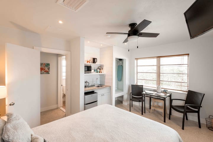 Island Micro-Studio with kitchenette & courtyard