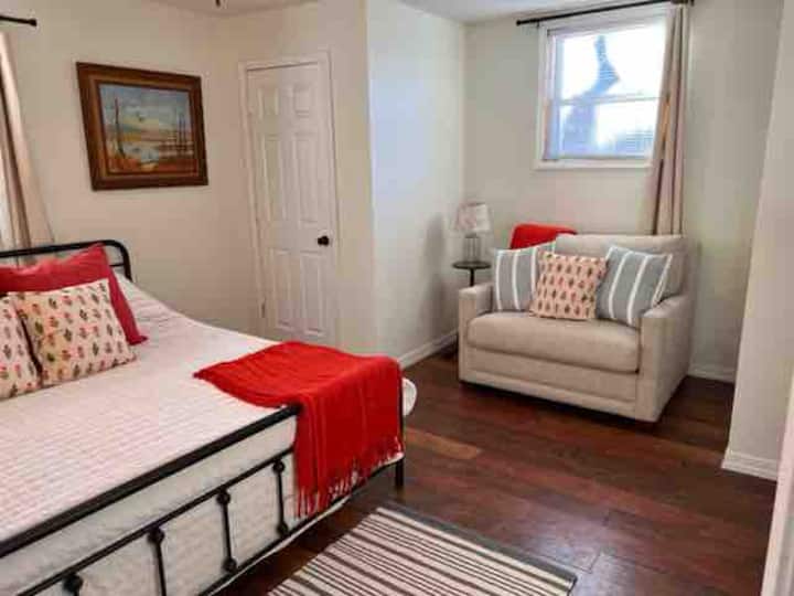 Dormitorio en la planta superior con cama tamaño king y una silla de cama que hace una cama doble.  