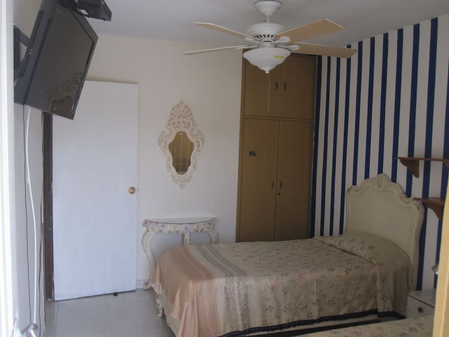 Con tv de 32¨y para -80 canales y closet