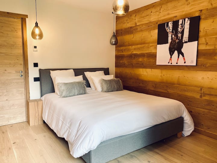 套房2。 
标准双人床160 ，双人更衣室，电视，山景，地暖。
1楼 