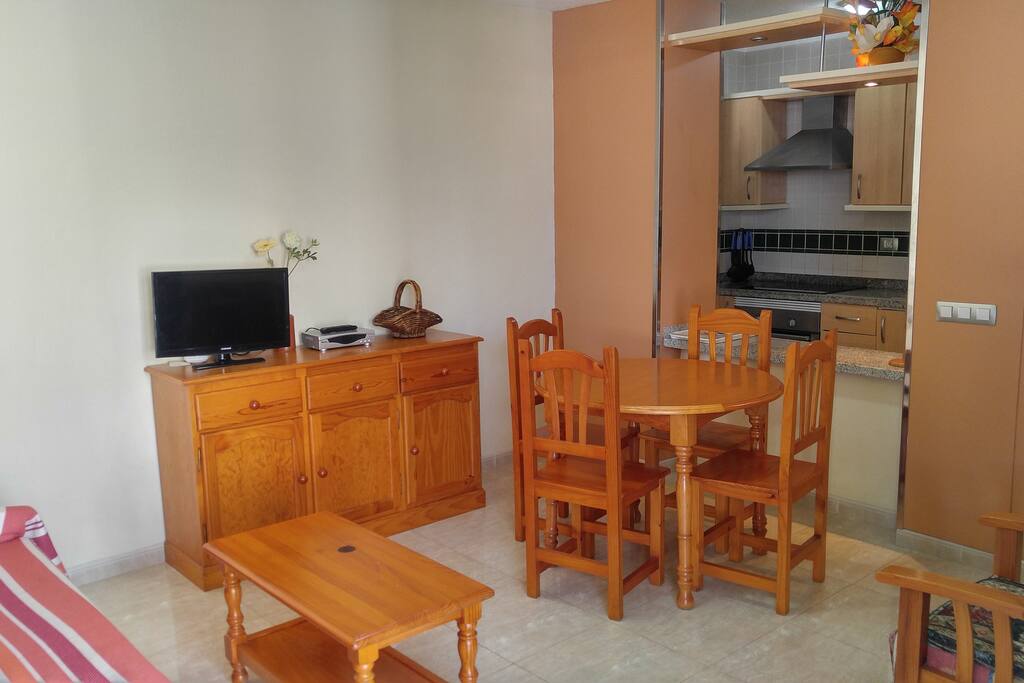 Wohnzimmer mit Esstisch, Bettsofa