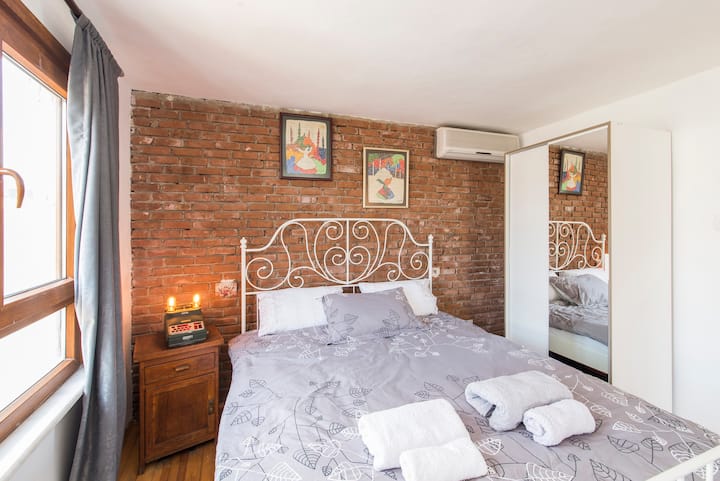 2 nəfərlik qırmızı kərpic divar və rahat çarpayı (160*200sm)