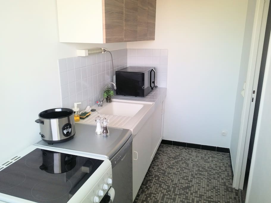 La cuisine dispose d'un frigidaire, d'une cuisinière et d'un micro-ondes.