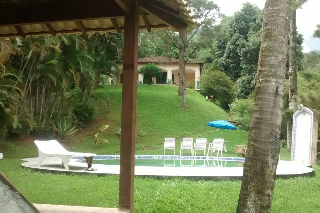 Casa e piscina vista do quiosque