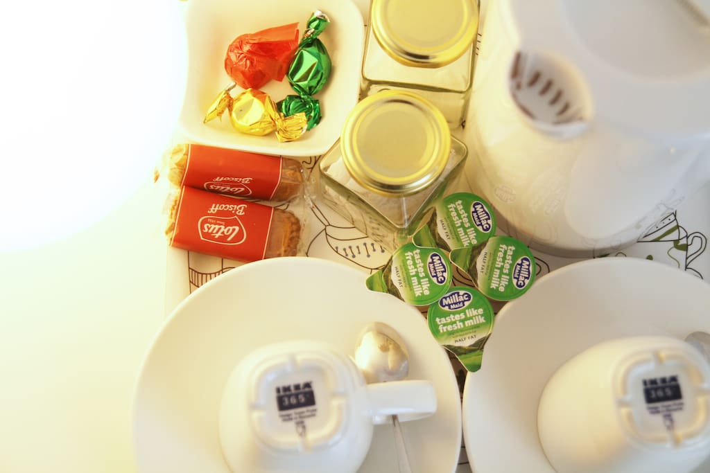 Personal Tea Set + Biscuits/Chocolates