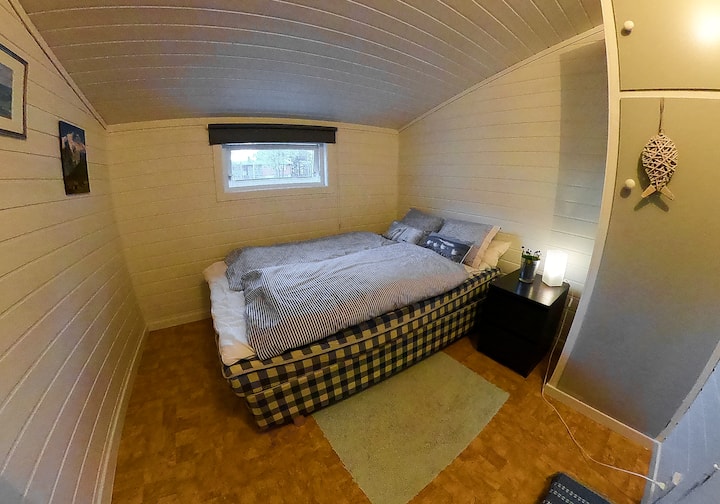 Dormitorio principal. con 2 taquillas para ropa.