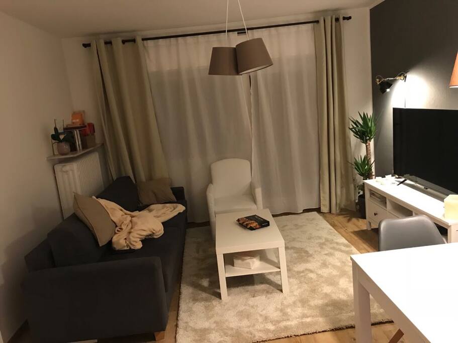 Wohnzimmer mit ausziehbarer Schlafcouch