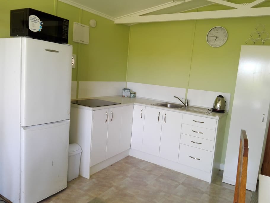 The kitchen has all the crockery and cutlery you need, and the supermarket is very close.