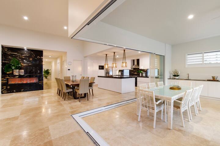 Exquisite Riverside Living, Noosaville gallery image 3