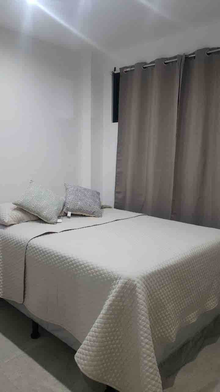 No se muestran 1 cama tamaño queen y 1 cama individual