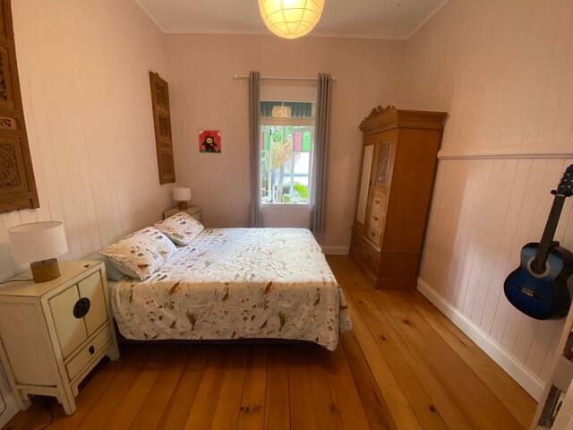 Centrally located, beautiful 4 br Bangalow Home gallery image 4