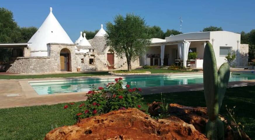 Trullo Salento. Villa con piscina gallery image 2
