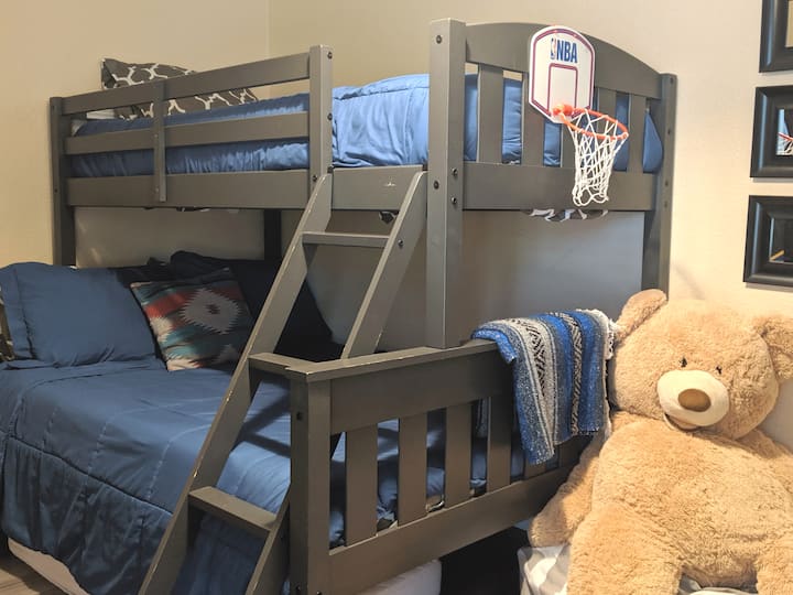 غرفة بطابقين كاملة في الأسفل ومفردة في الأعلى. تيد عملاق للعناق. 