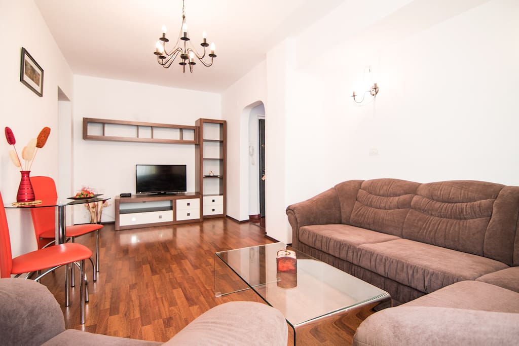 Spacious and bright living room, with extensible sofa