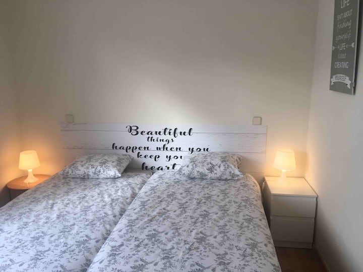 卧室配有2张90厘米的床和一个架子，可以放置衣服。 