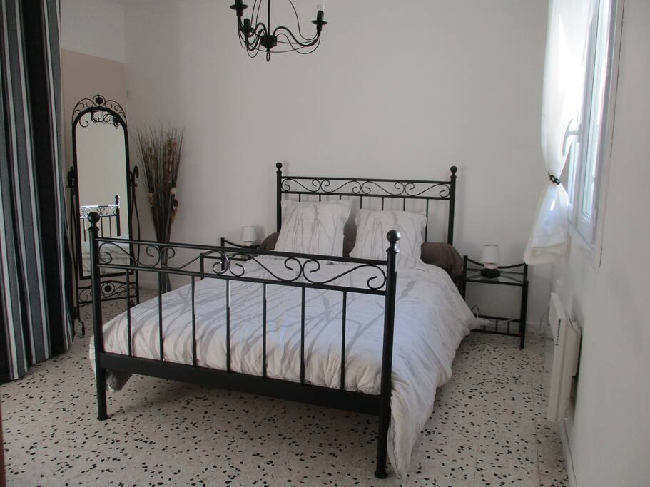 Chambres spacieuses et les draps sont fournis