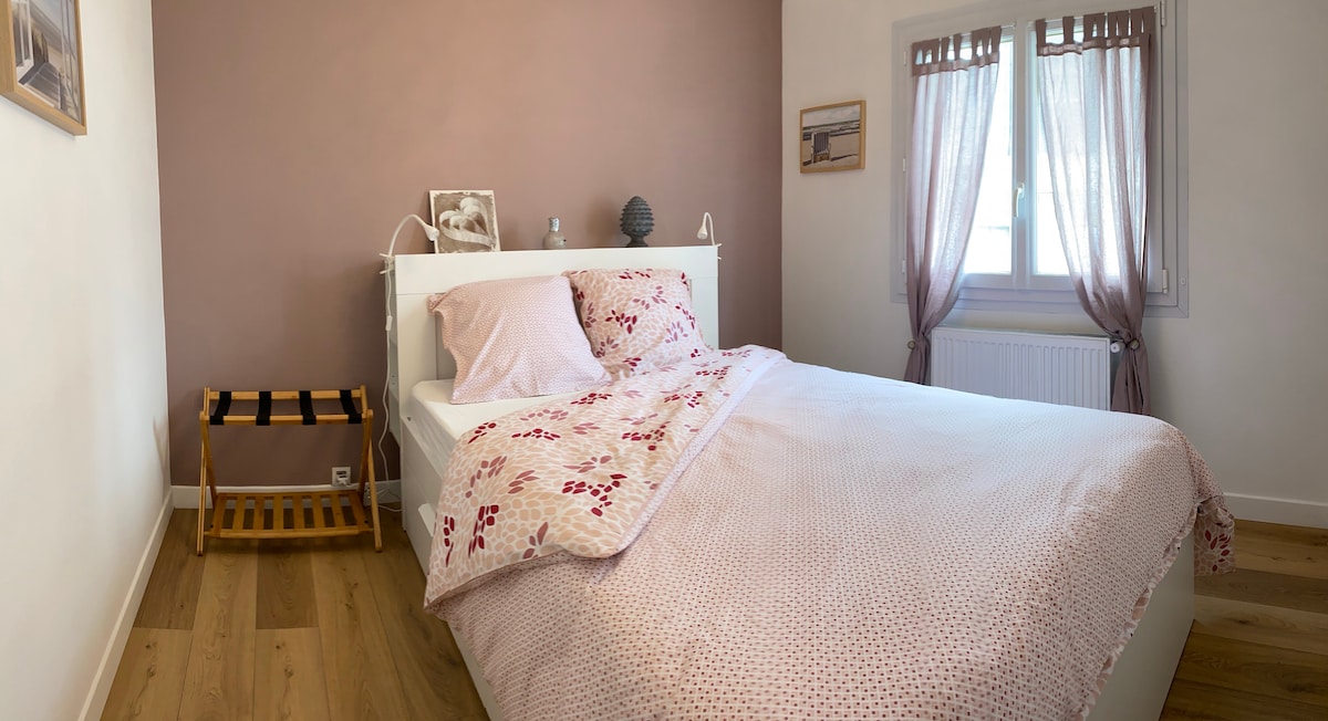 Ružová izba, manželská posteľ 140*200 , čelo postele s úložným priestorom , 4 zásuvky pod posteľou a stojan na batožinu. Rádiobudík s indukčnou nabíjačkou a Bluetooth