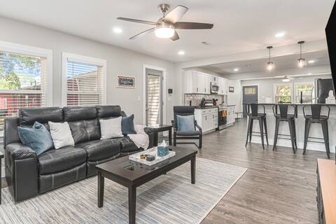 4 BDRM Chic Home l 2 King Beds l WiFi l Long Stays