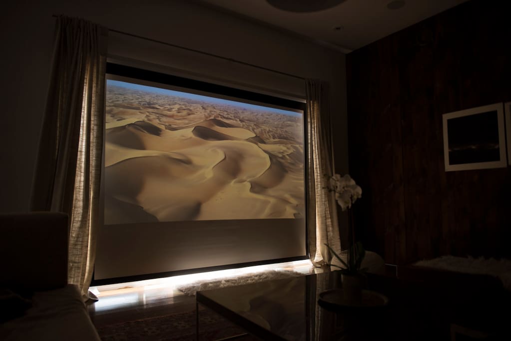 Home cinema with Apple TV in the living room! You can even watch movies during the daytime.
