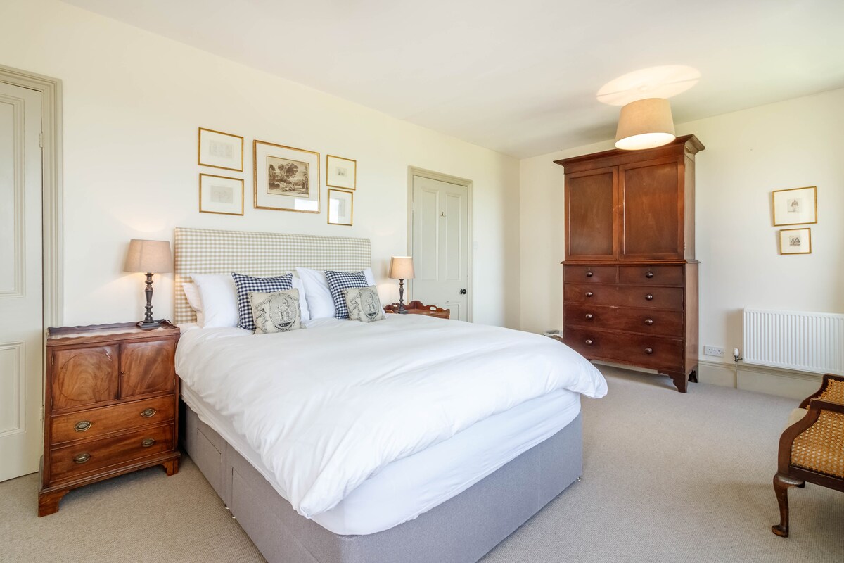 חדר השינה הראשי המרווח בקומה הראשונה עם מיטת קינג - סייז.