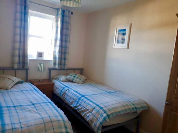 卧室，中层， 2张单人床