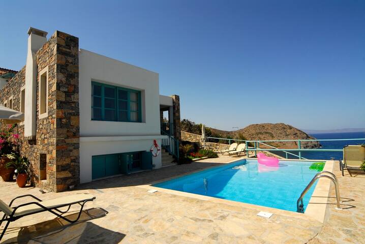 Luxury Villa with valley & sea views in Mohlos gallery image 5