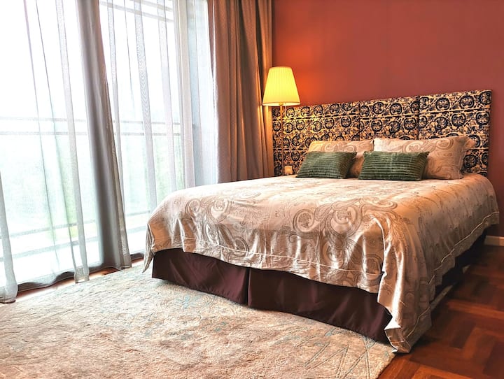 חדר שינה שני עם מיטת קווין סייז 