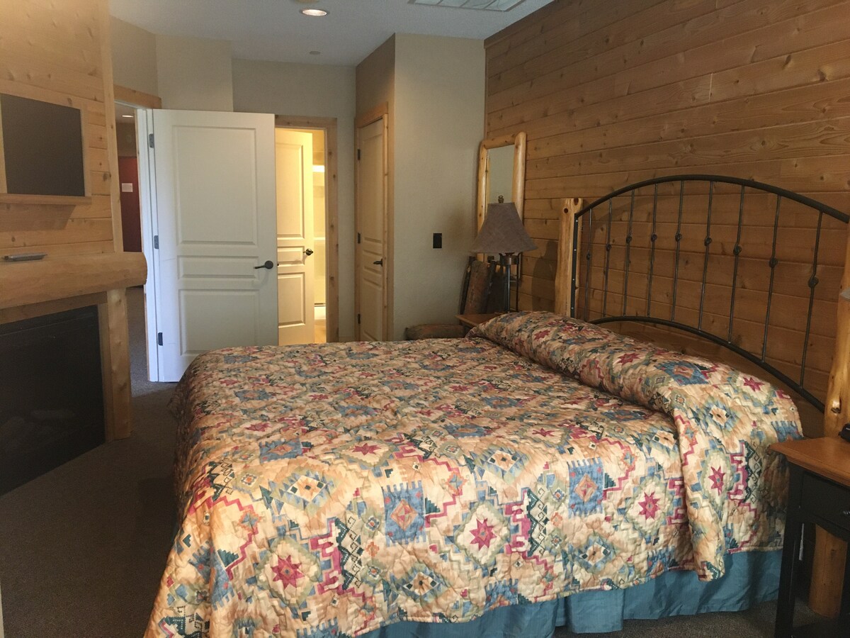 Hlavná spálňa s vírivkou a plne vybavenou kúpeľňou