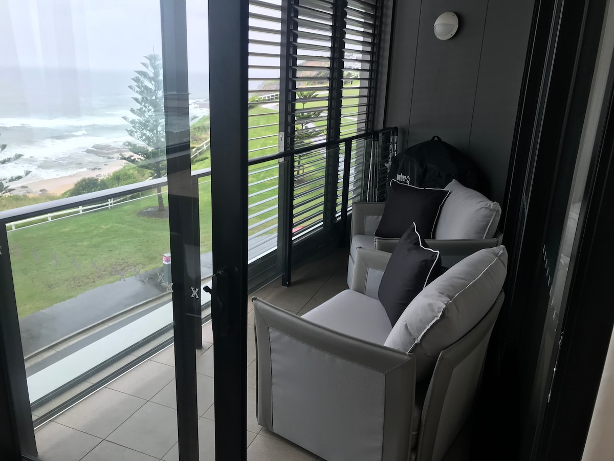 Top performing Airbnb: "Anna's by Sea " Luxury Beachfront Apartment. in Newcastle