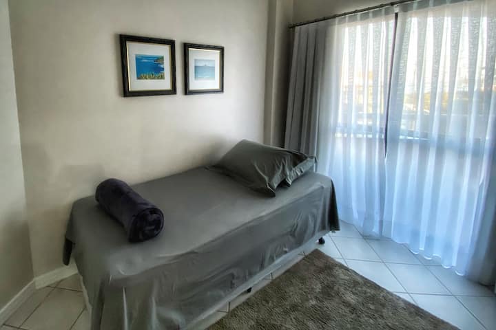 Dhomë me një krevat tek, ajër të kondicionuar, ballkon me pamje nga deti dhe dyshekë për vizitorët e tjerë