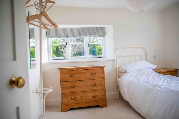 单人卧室。楼上淋浴间旁边。