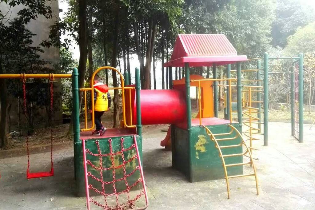 小区的健身设施,方便小孩玩耍
