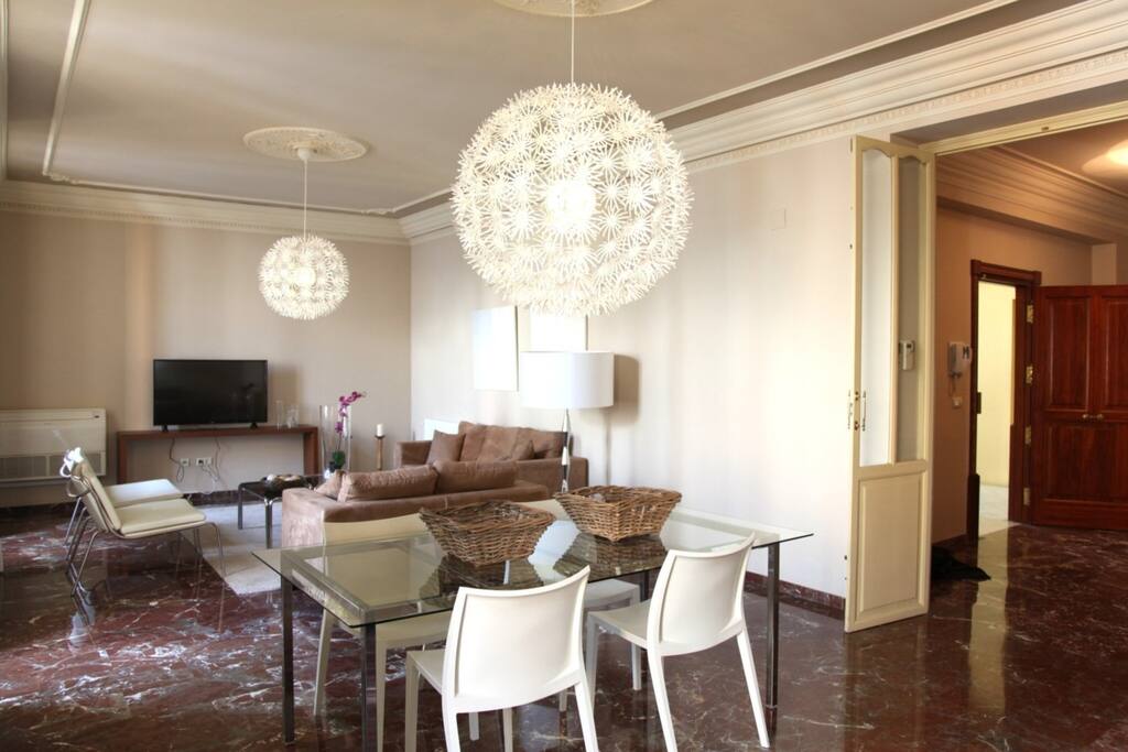 salón comedor con aire acondicionado y calefacción