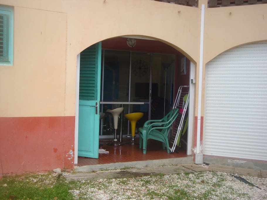 terrasse à l'avant sécurisée par un volet roulant