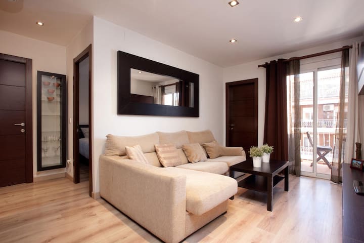 1889 - AB Montserrat Comfort Apartment 4 -1 - Comfortable 2-Bedroom Apartment with a Balcony in a Quiet Neighbourhood