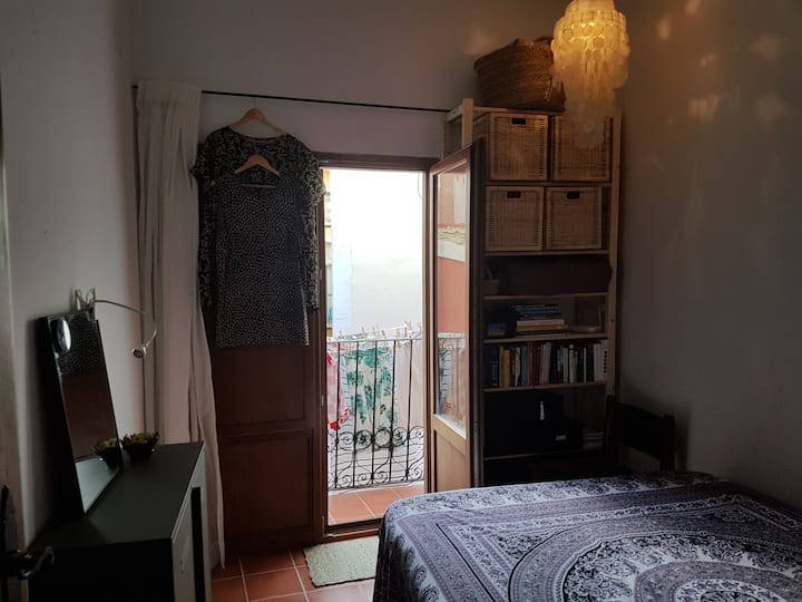 ห้องนอนที่มีเตียงนอนเล่นพร้อมระเบียง ไม่มีข้อมูลเชิงลึกจากภายนอก 