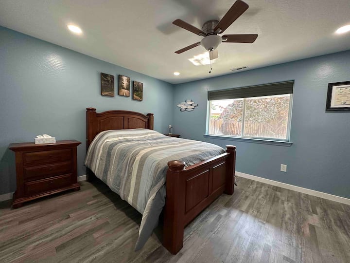 זה אחד מחדרי השינה של האורחים. הוא כולל מיטת קווין סייז, צבע טרי וסט חדר שינה תואם, יחד עם ארון גדול וחלון עם נוף לחצר האחורית המדהימה והפרטית.