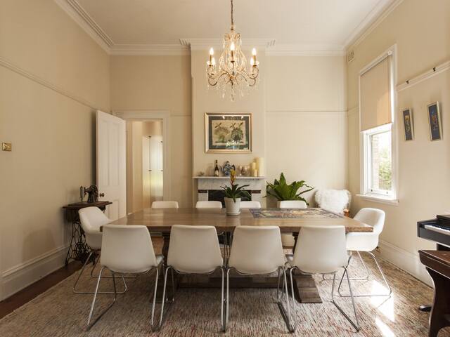 Luxury family home, walk to beach gallery image 4