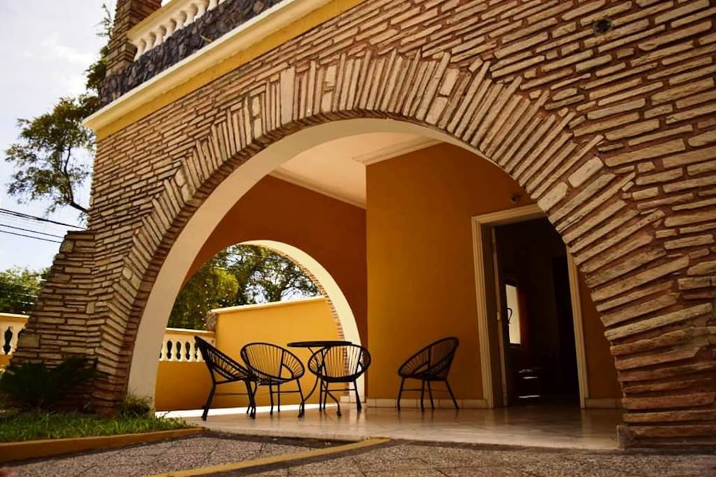 Vista del jardín de entrada.