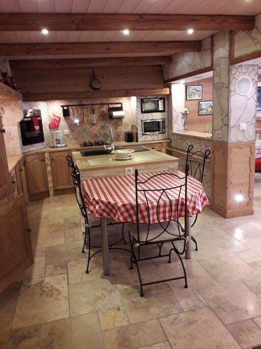 une cuisine équipée d'un grand four à chaleur tournante,d'un mini four,micro onde,lave vaisselle,grille pain.appareil à raclette,brasérade,fondue,etc..