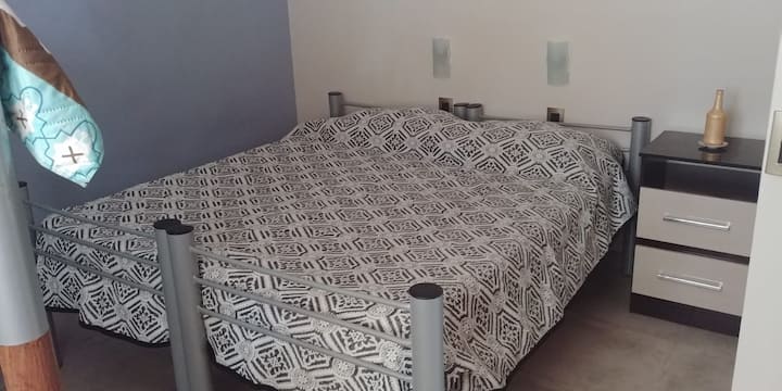 Segunda cama matrimonial. Opción de unir dos sommiers con un pillow acolchonado especial para esta función, muy cómodo!