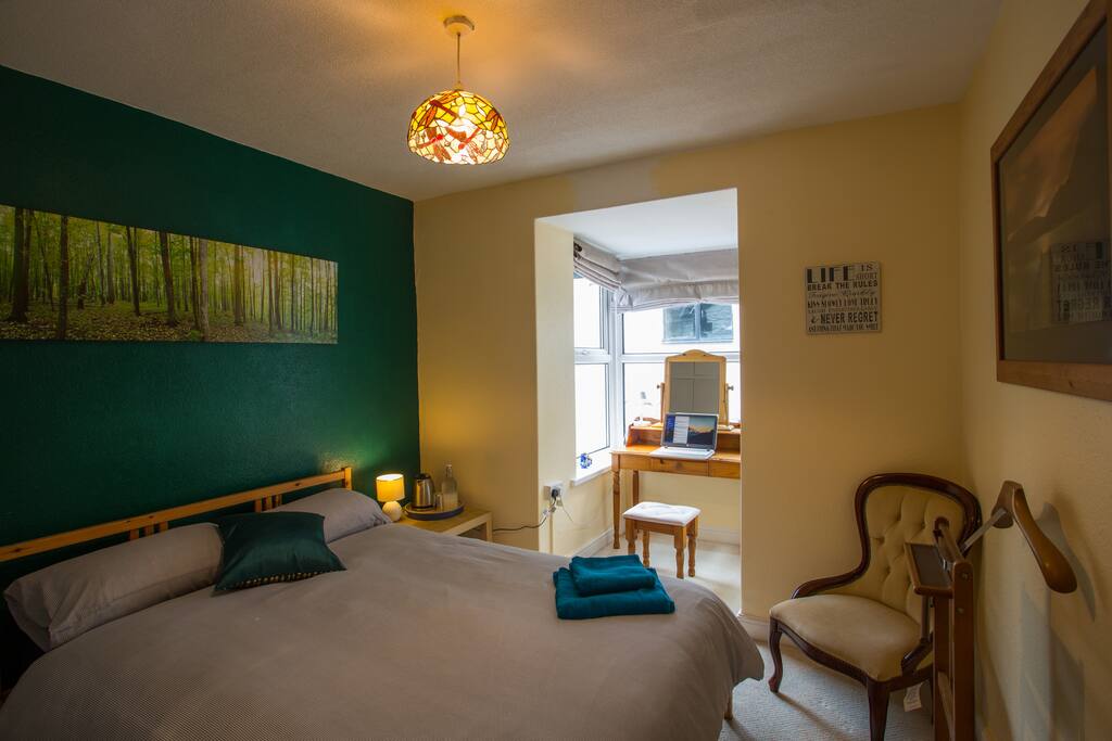 Guest bedroom