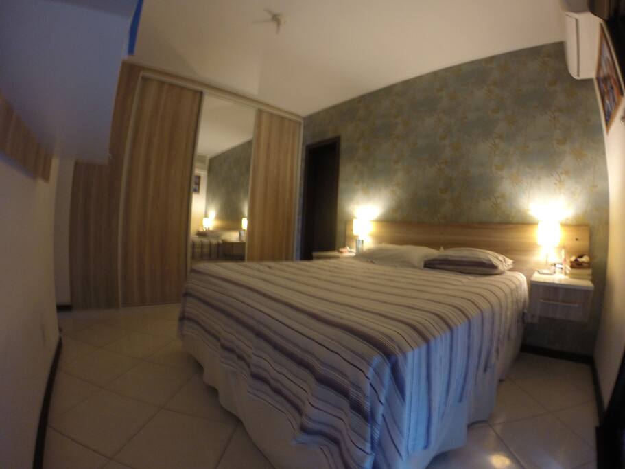 Suite com sacada e closet.