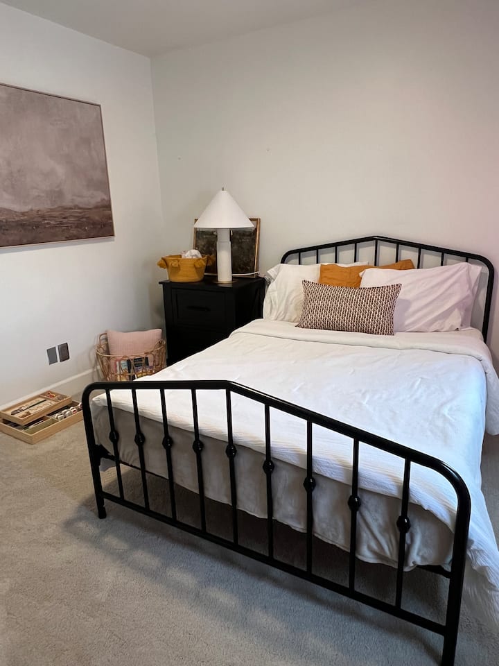 Esta tranquila habitación para niños ofrece una cama de tamaño completo, juguetes y peluche para que tu pequeño se sienta como en tu propia casa. Hay un colchón doble plegable y plegable en el armario/debajo de la cama.