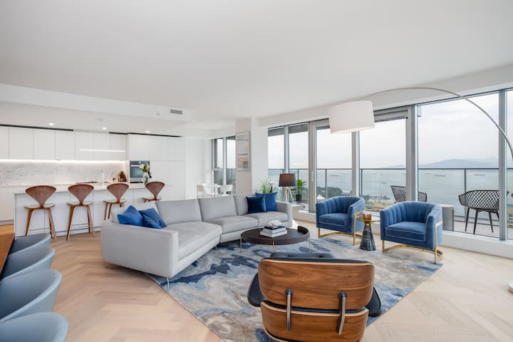 Breathtaking Views 3 bdrm, pool, hot tub, gym