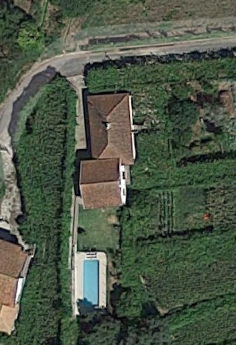 Vue aérienne de la maison avec piscine