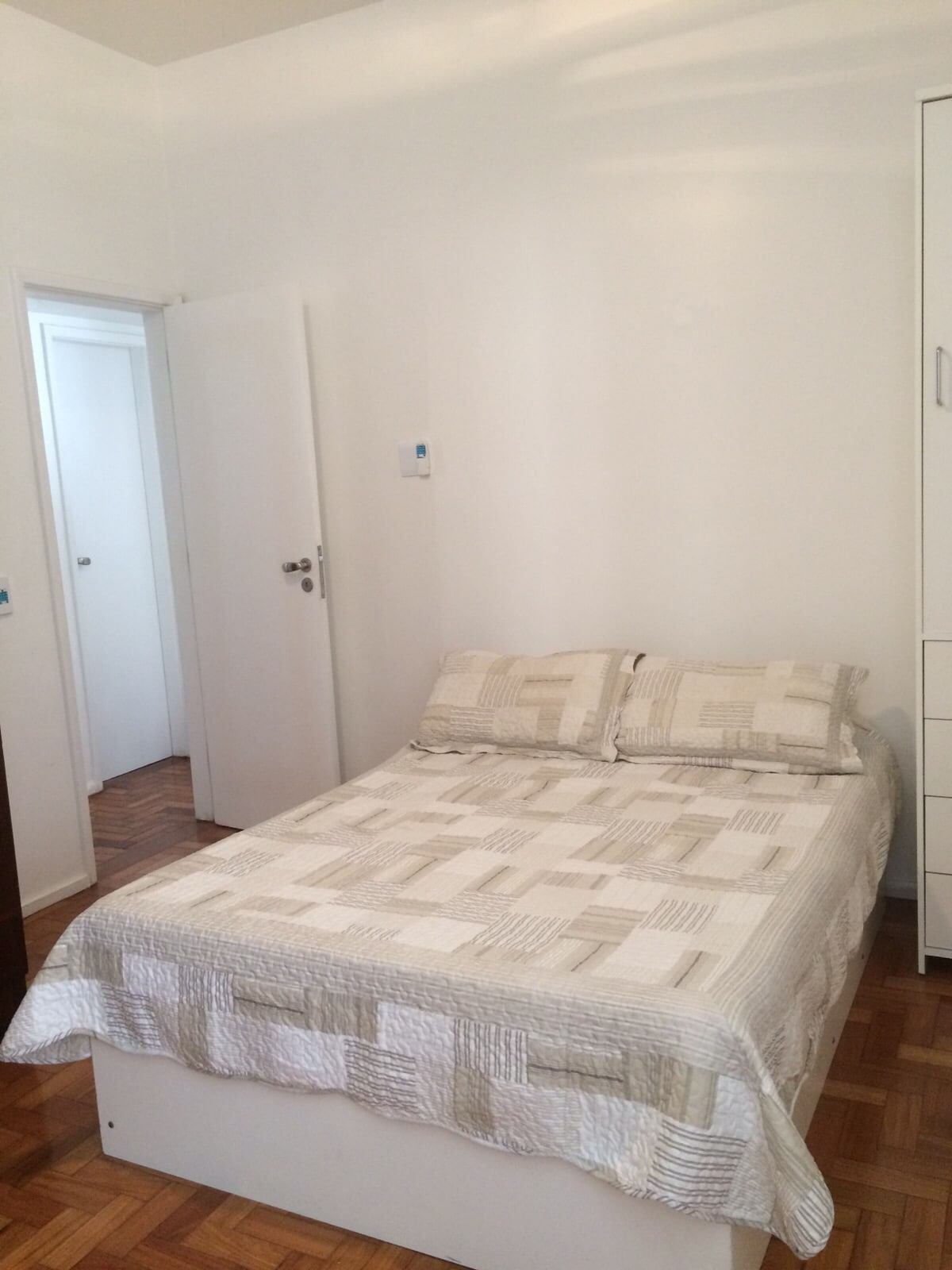 Cama doble grande y cómoda