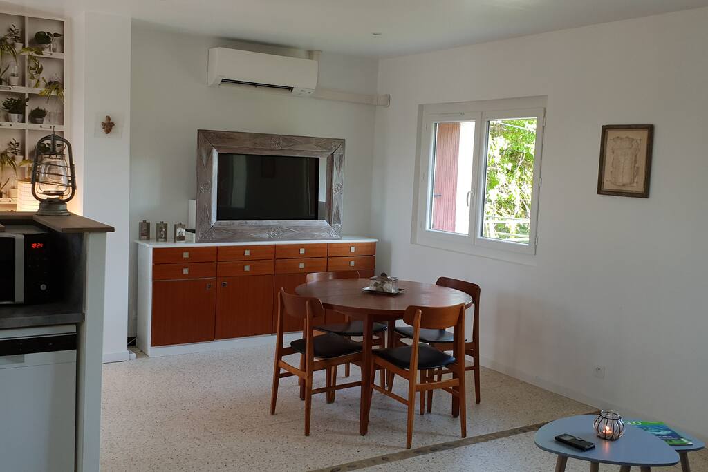 Un espace de vie clair, cosy avec en prime la vue sur le château !